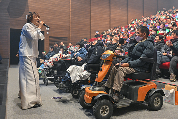 편견을 눕히고 공감을 세우다 「김장훈의 누워서 보는 콘서트」 이미지
